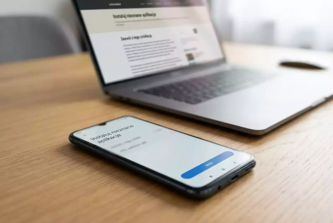 Smartfon z systemem Android podczas instalacji aplikacji bukmacherskiej
